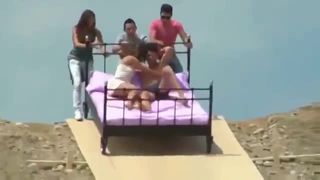>Да полетиш от щастие.. с легло над няколко камиона