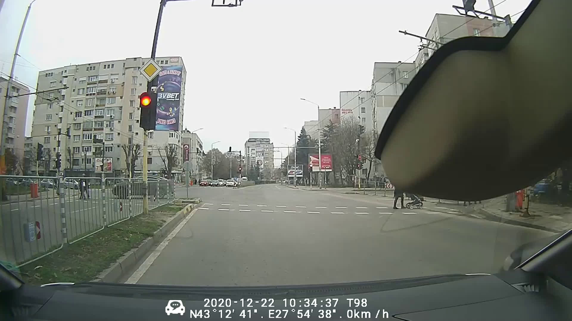 На червено