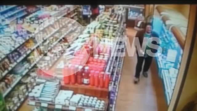 „Дръжте крадеца”: Мъж задига стока от квартален магазин в София