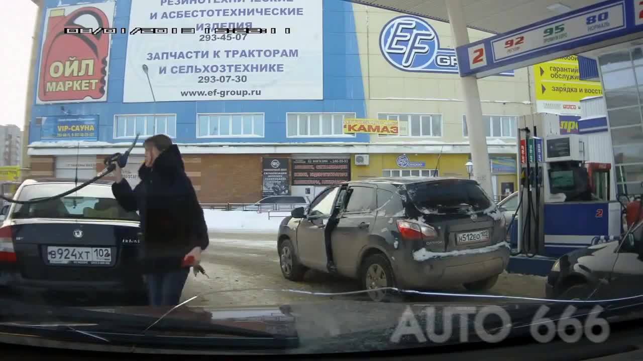 Смях ... Жени които зареждат на бензиностанция