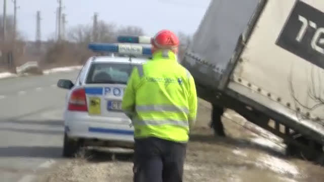 Буреносен вятър преобръща камионите по пътищата на Балканите