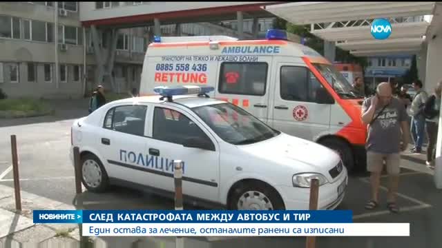 Един остава в болница след катастрофата с автобус с футболисти