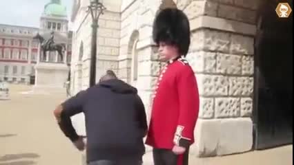 Гвардеец нокаутира чернокож който се гавреше с него