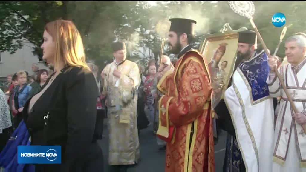 Стотици чакаха чудотворна икона в Стара Загора