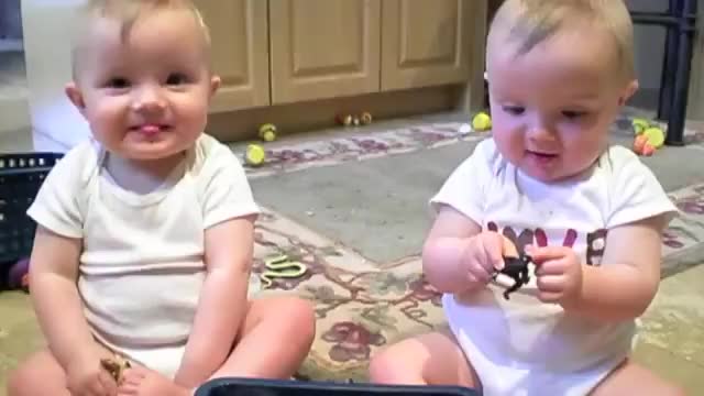 Смях!!! Близнаци имитират кихащия си баща