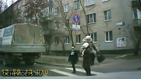 Ето как майка пресича с децата си пешеходна пътека в Русия , смях