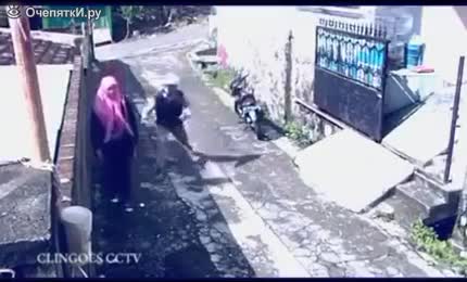 Крадец краде чантата на жена и жертва мотоциклета си