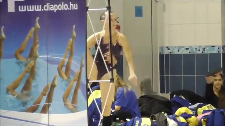 Готино момиче по синхронно плуване загрява впечатляващо !