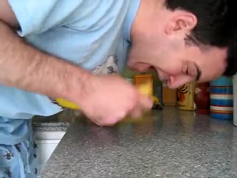 Ето Как Маймуните Си Белят Бананите!