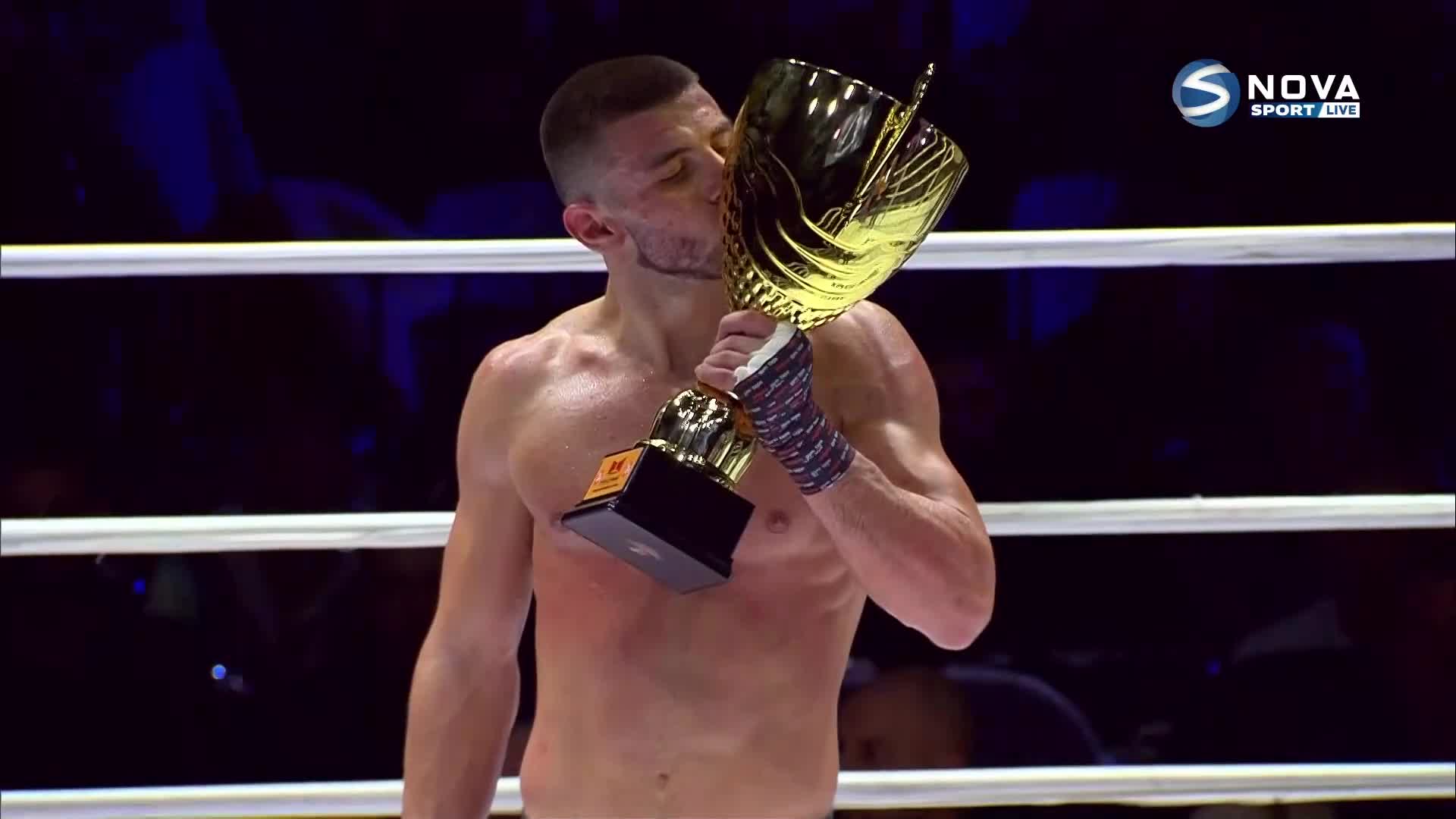 Мартин Копривленски с награда след победата в Мax Fight 57