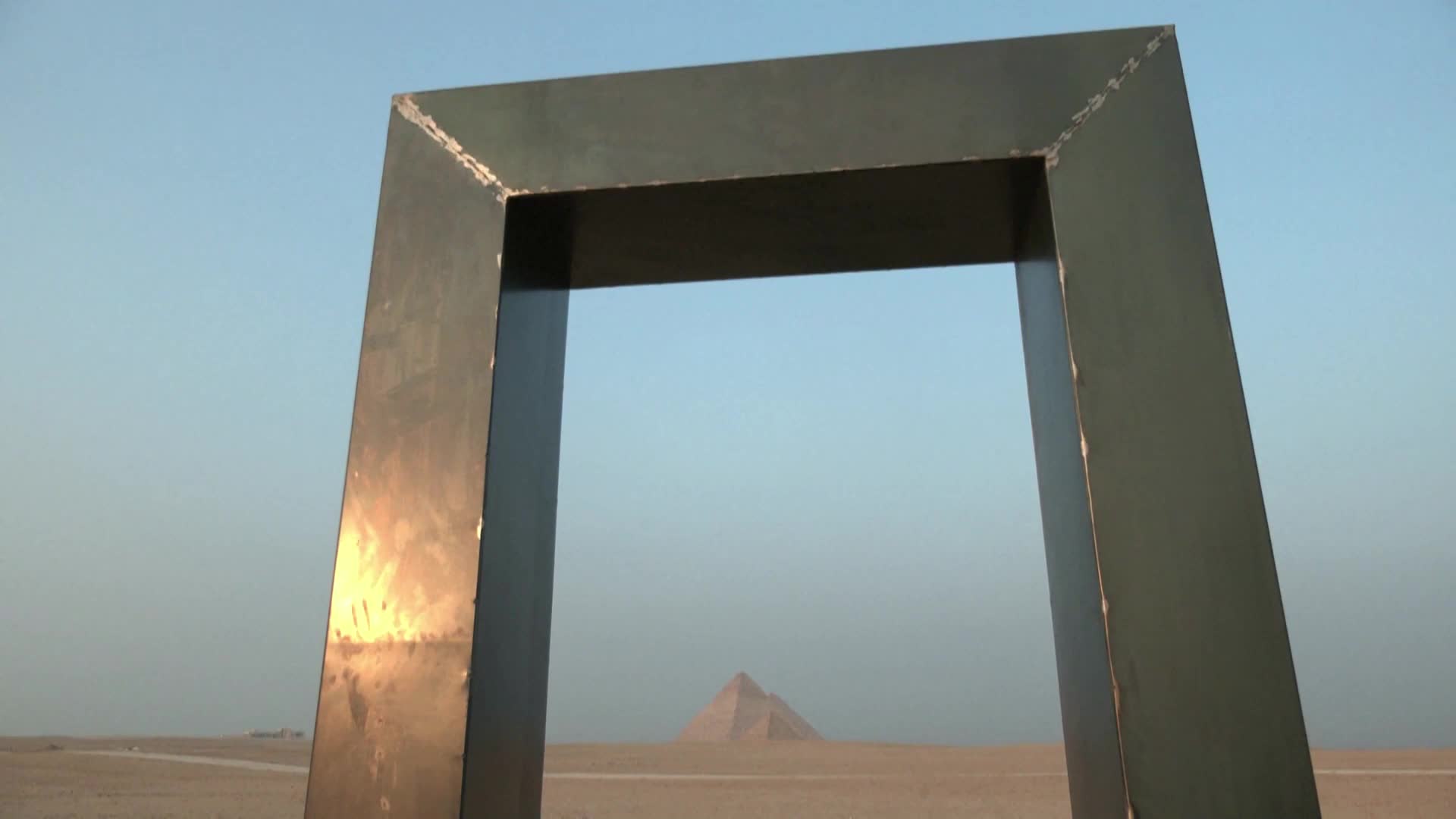 Откриха изложба за модерно изкуство пред пирамидите в Гиза (ВИДЕО)