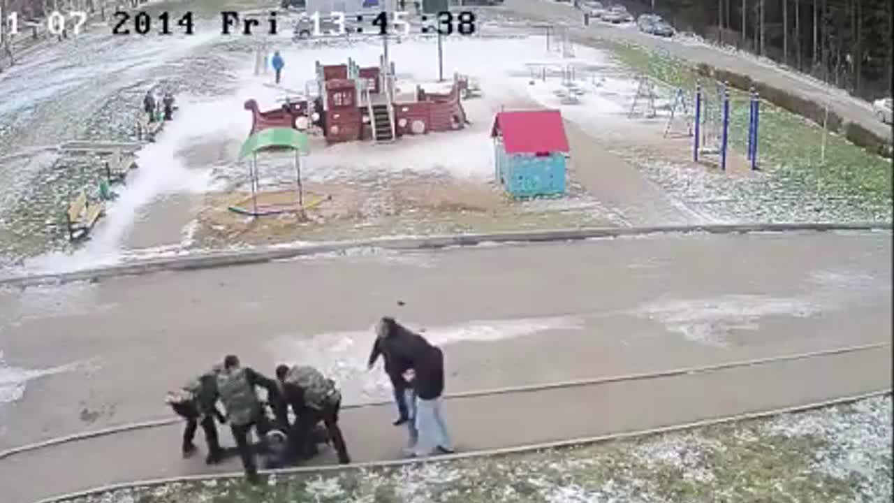 Руската полиция и обикновени граждани се гаврят с арестуван мъж