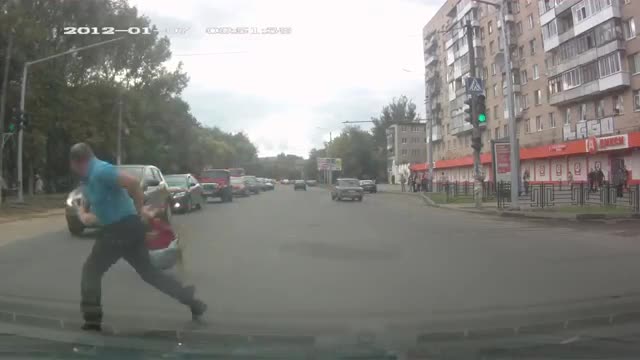 Двама шофьори се бъхтет посредата на кръстовище! Да се смее ли човек или да плаче