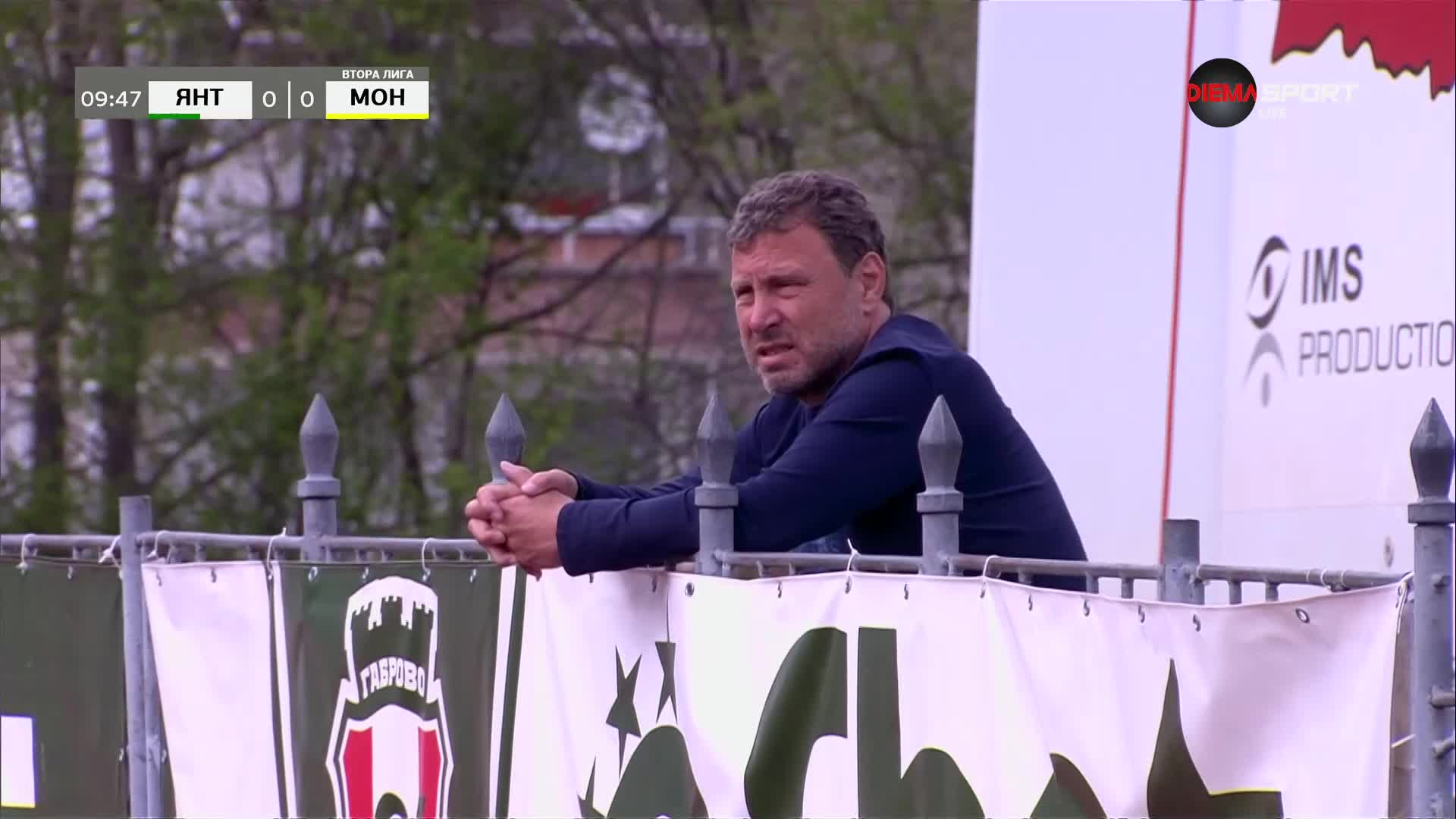 Велислав Вуцов намери начин да води отбора си дори наказан