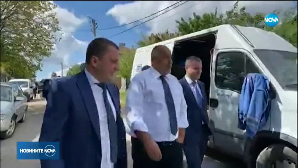 Премиерът инспектира новите тръби на водопровода в Перник