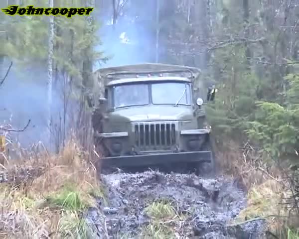 Урал 4320 на разходка в гората