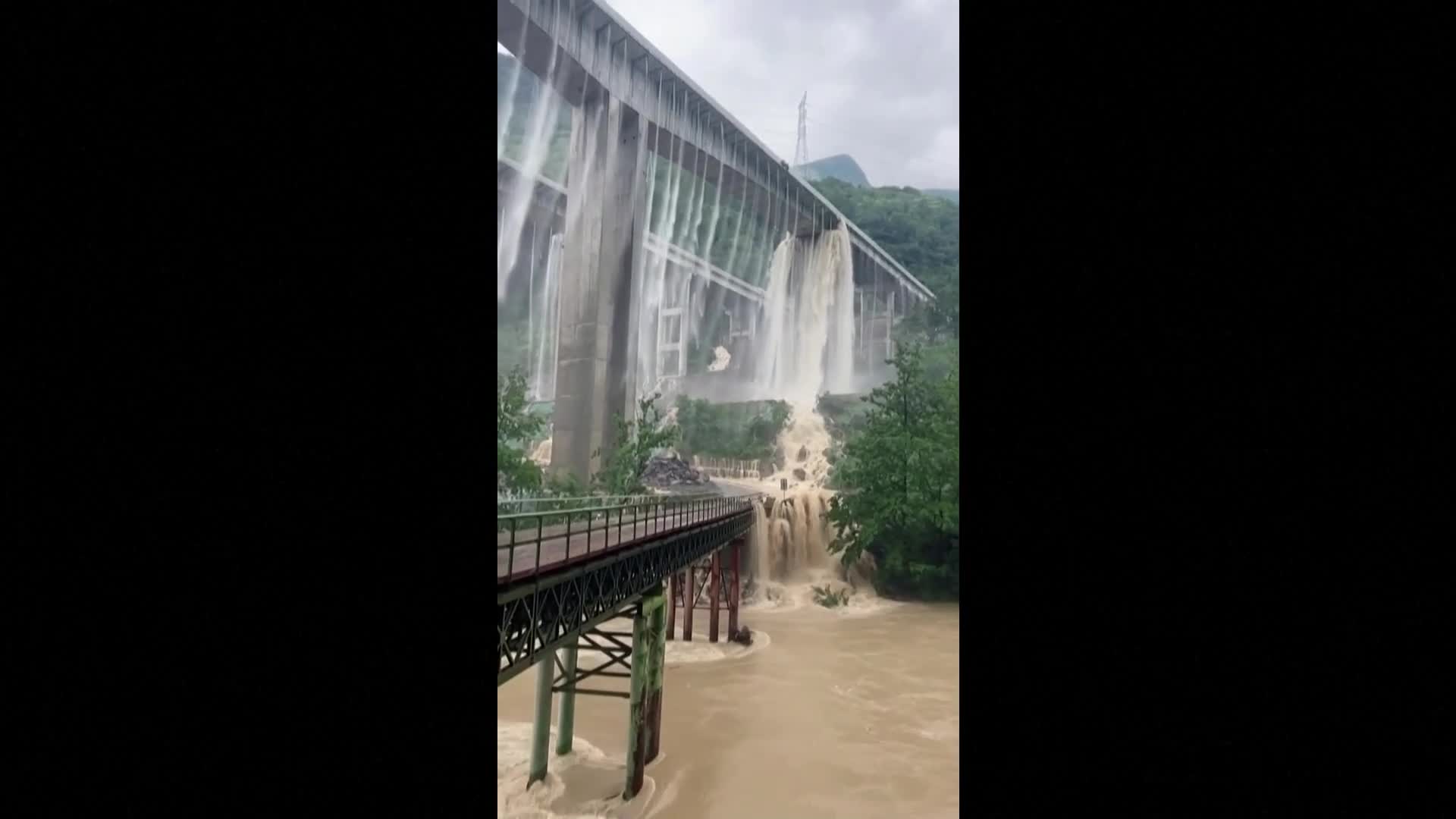 Мост в Китай се превърна във водопад