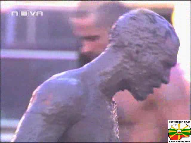 Бой в кал до колене в Big Brother 4   малко метъл :)