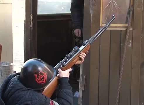 Кадри от гражданската война в Киев (кадрите съдържат насилие)