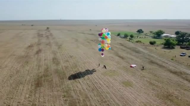 Мъж се издигна във въздуха със стол и 100 балона
