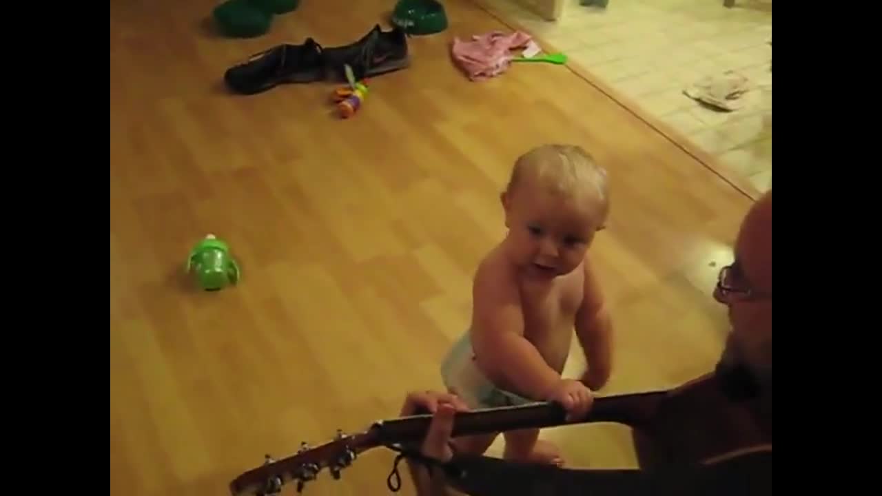 Баща забавлява сина си с кавър на Bоn Jovi