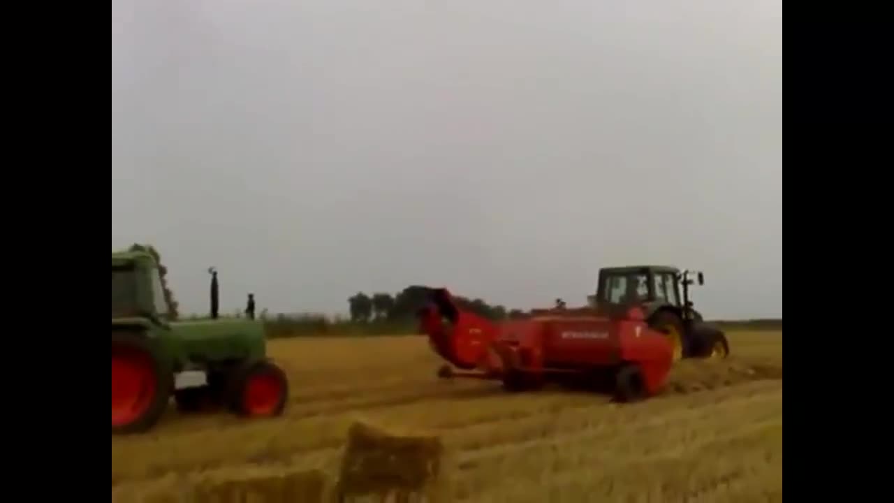 Луд начин за събиране на бали сено ... Смях!