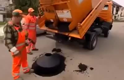 Какво правят немците, когато капакът на шахтата пропадне