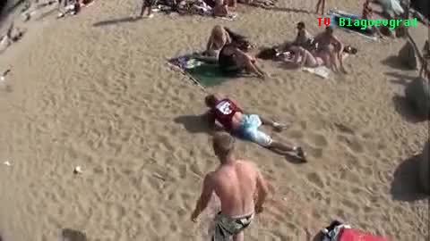 Идиот гъзарее пред момичета 