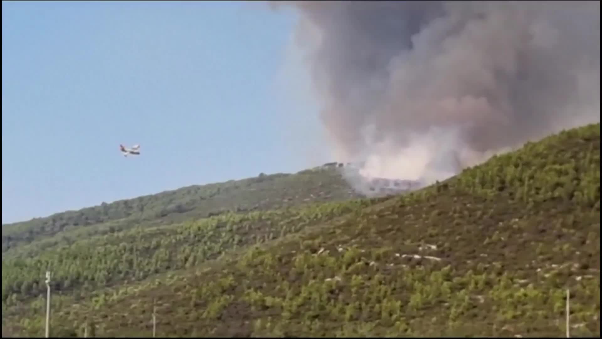 Мощен пожар в популярен туристически регион в Турция