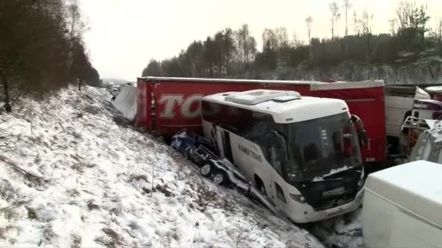 Сняг и хаос на пътя: Десетки катастрофи в Чехия