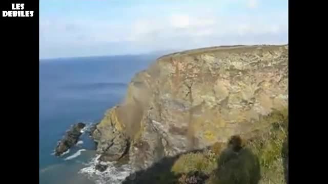 Скалата се срина пред очите на хората!