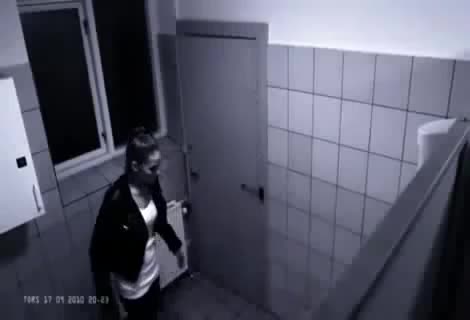Смях ! Момиче пребива момче, защото й отказва сеkс !