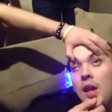 Приятели правят груба шегичка на мъртво пияния си другар