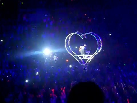 Justin Bieber пее страхотна Never Let You Go и Favourite My World Tour 22.03.2011