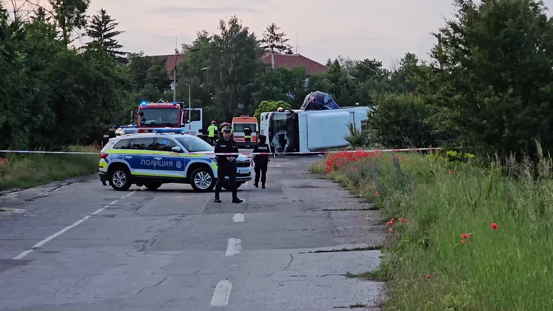 Кола се вряза в автобус в София, има жертва и тежко ранени