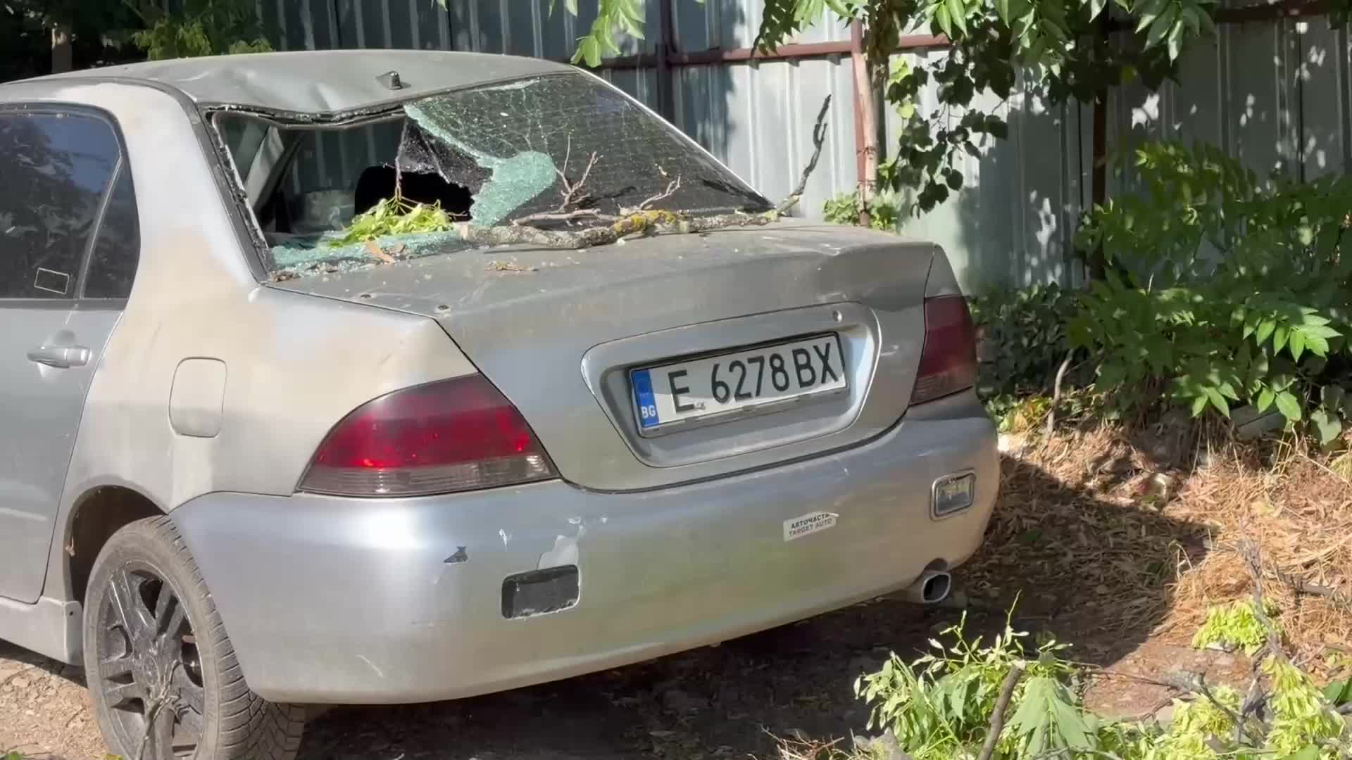 Клон падна върху паркирана кола в Казанлък