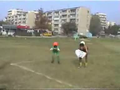 Наше цигане забавлява англичани с футболните си умения