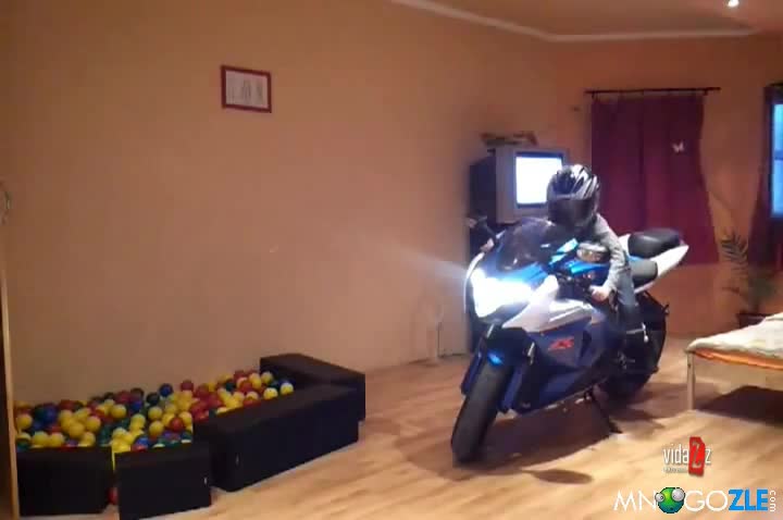 Малко момиченце се кефи на мотор !!!