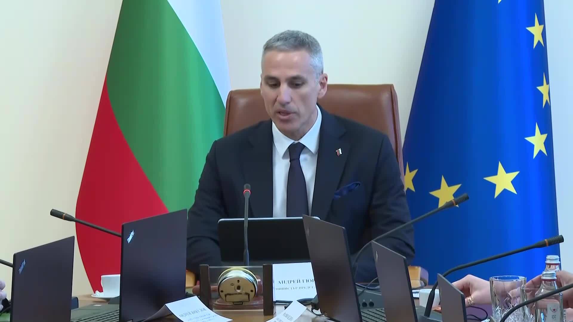 Андрей Гюров на последното заседание на кабинета: Министрите не се скриха зад унизителното оправдание „за два месеца толкова“