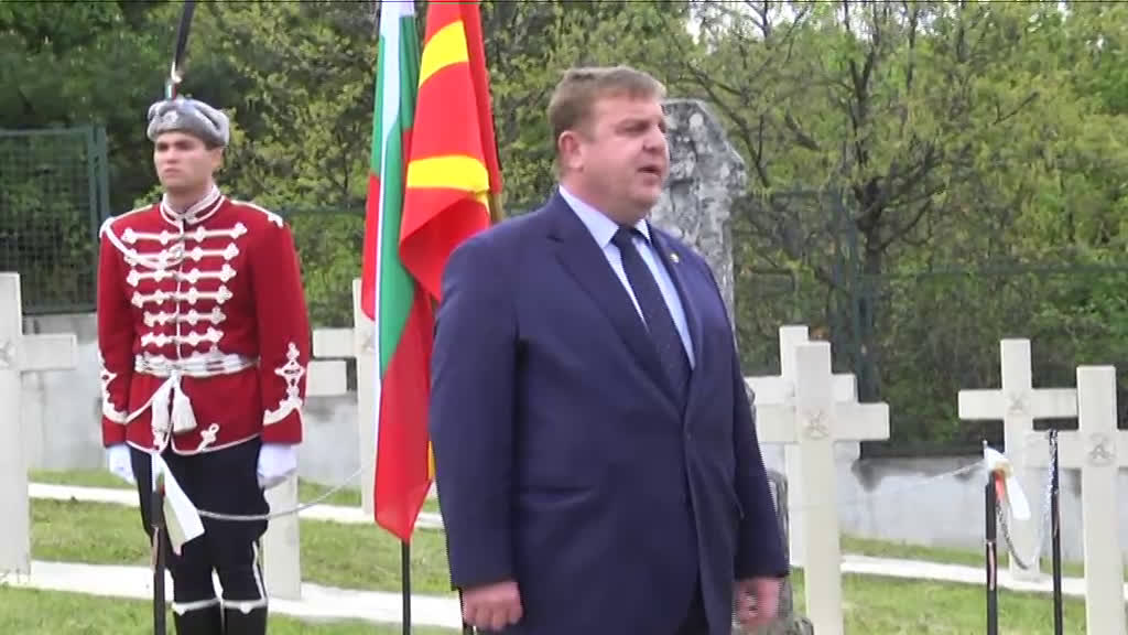 Красимир Каракачанов се поклони пред българските военни гробища в Цапари
