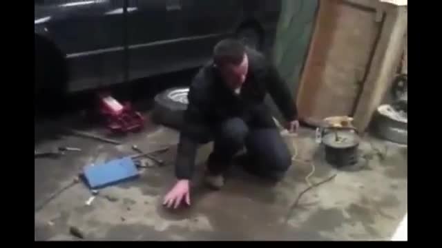 Смях ... Руснак използва електропроводимостта на тялото си като запалка