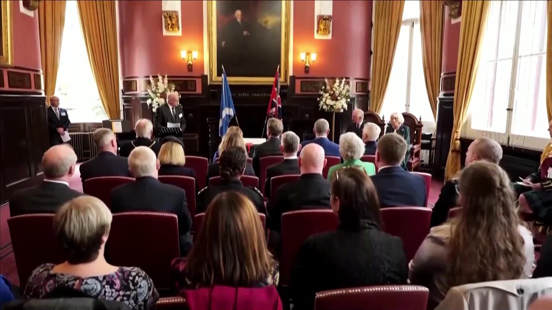 Крал Чарлз III с първа публична проява след смъртта на Елизабет II (ВИДЕО)