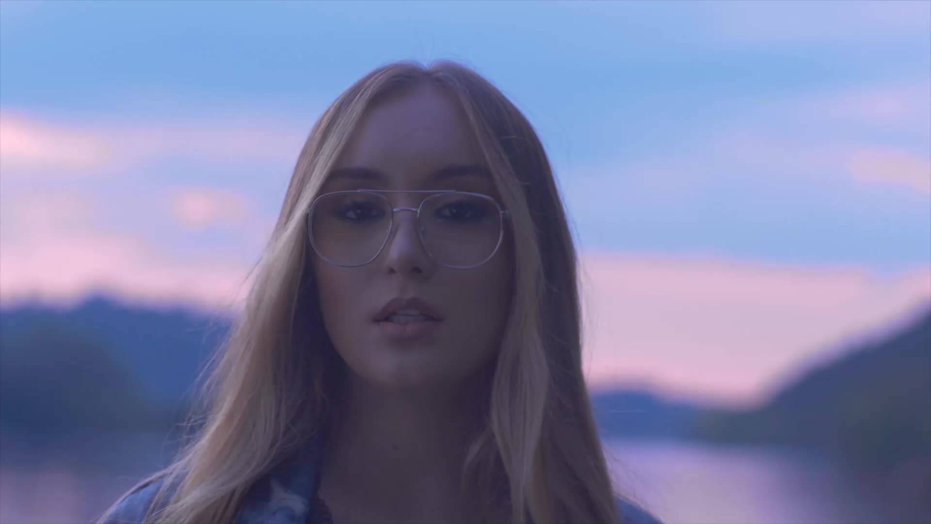 Dara Ekimova - God is a woman x Чужди усмивки (cover)