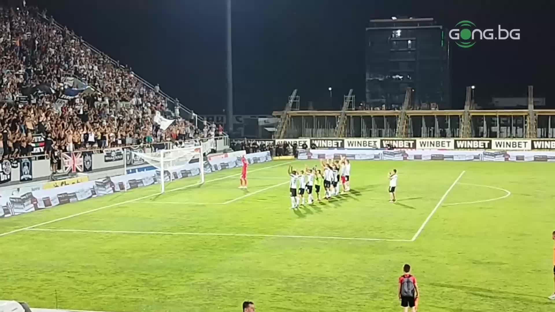 Локомотив Пловдив празнува победата със своите фенове