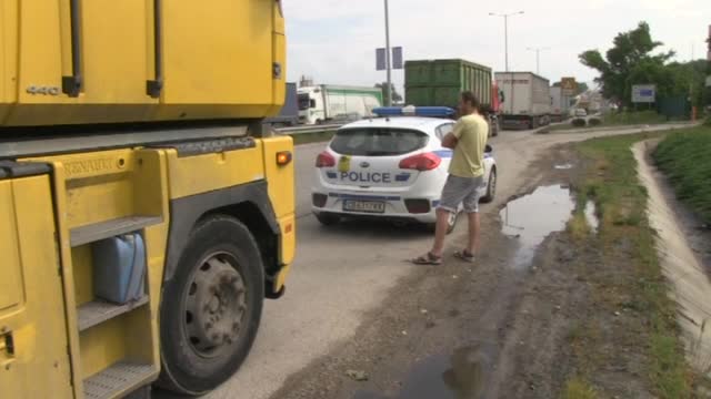 Катастрофа между кола и тир задръсти движението около "Дунав мост"