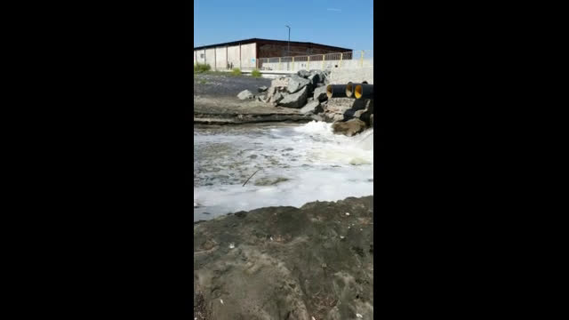 Какво се излива?