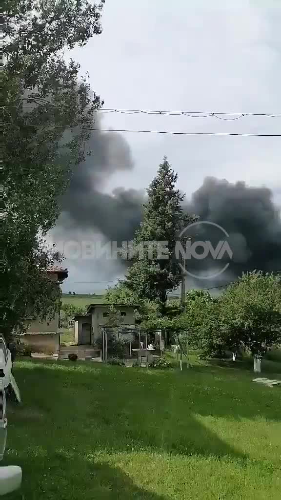 Голям пожар във фабрика за антифриз край Божурище