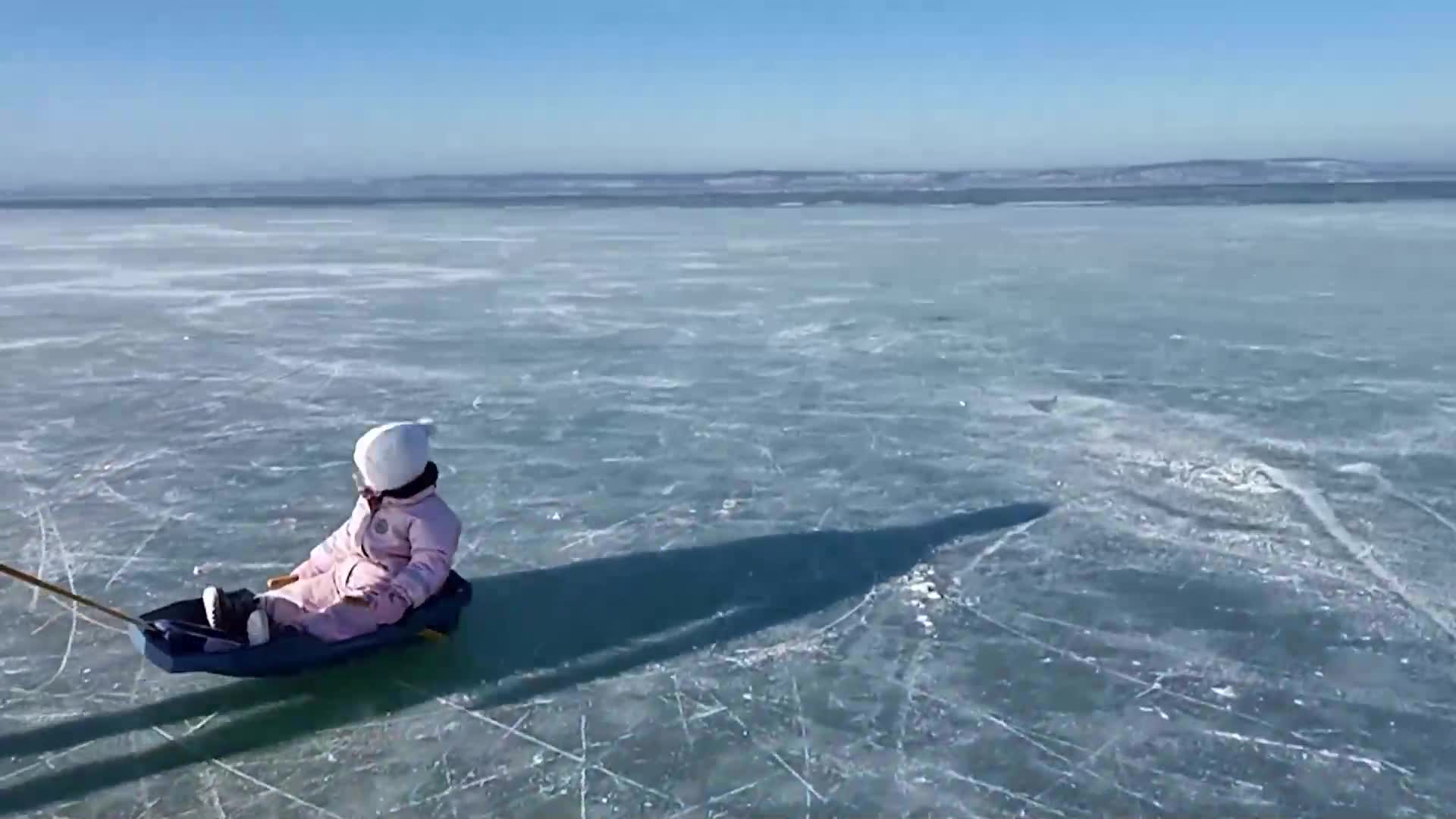 Любители на кънките се пързаляха по замръзналото езеро Балатон