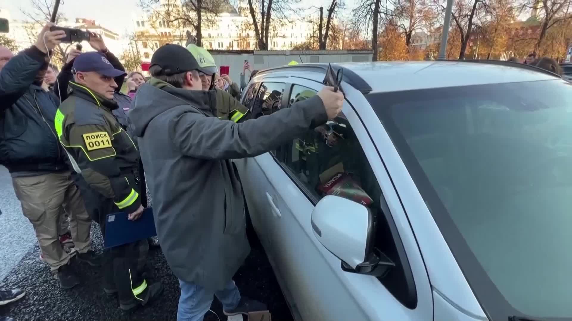 Спасиха котка, изоставена в заключена кола край Кремъл (ВИДЕО)