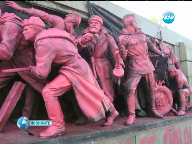 Изрисуваха като Дядо Мраз паметник на Димитър Благоев